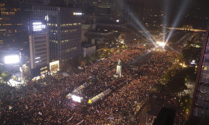 Tens of Thousands Call on South Korea’s President to Quit