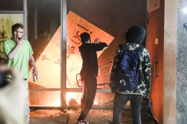 Rioters set fire to a Wells fargo bank across the street from the Minneapolis Police 5th Precinct during the fourth night of protests and violence following the death of George Floyd, in Minneapolis, Minn., on May 29, 2020. (Charlotte Cuthbertson/The Epoch Times)