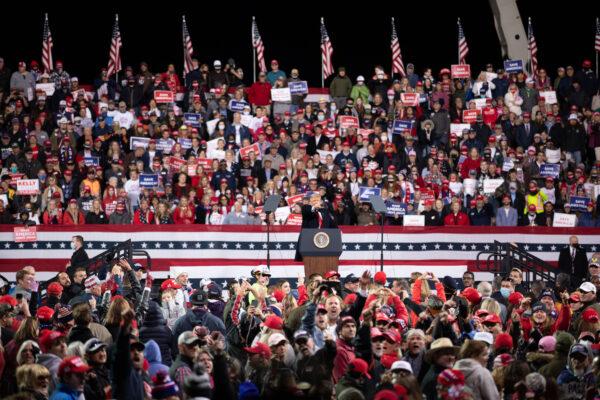 President Donald Trump points during a rally in Valdosta, Ga., on Dec. 5, 2020. (Lynn Lin/Epoch Times）