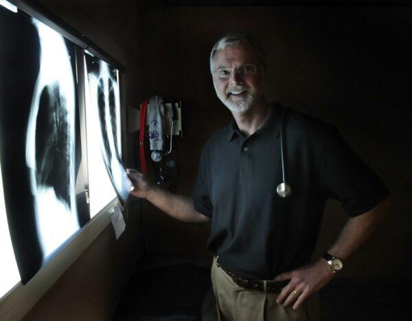 Dr. Robert Lesslie in Rock Hill, S.C. on March 12, 2009. (John D. Simmons/The Charlotte Observer via AP)