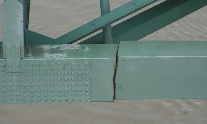 US Coast Guard Closes Mississippi River Portion After Large Bridge Crack Found