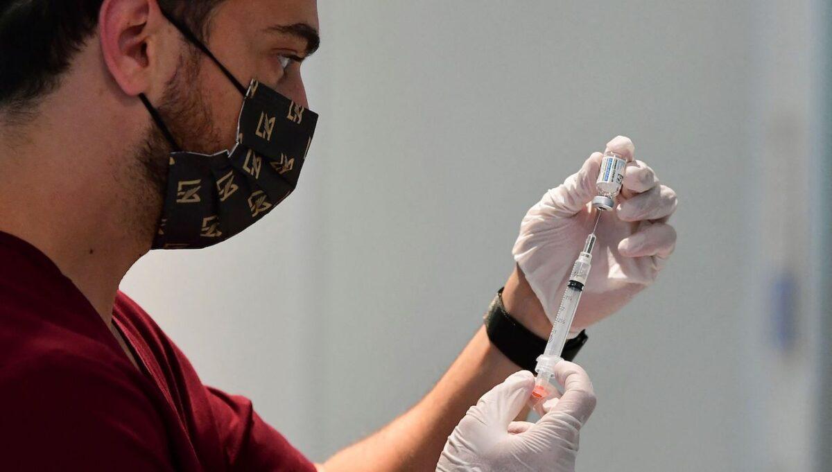 A pharmacy student prepares a Johnson & Johnson COVID-19 vaccine in Los Angeles, on May 7, 2021. (Frederic J. Brown/AFP via Getty Images)