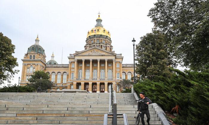 New Iowa Law Guarantees Unemployment Benefit for Workers Fired Over Vaccine Mandate