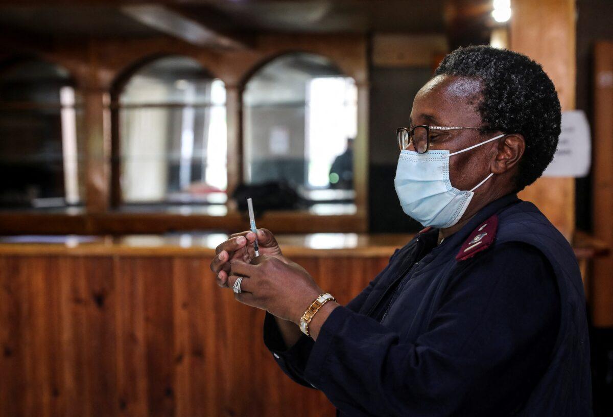 A health care worker prepares a dose of Pfizer's COVID-19 vaccine in Johannesburg, on Dec. 9, 2021. (Sumaya Hisham/Reuters)