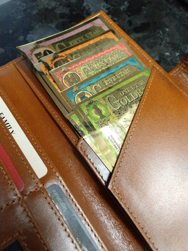 A wallet filled with Goldbacks (Courtesy of Goldback)