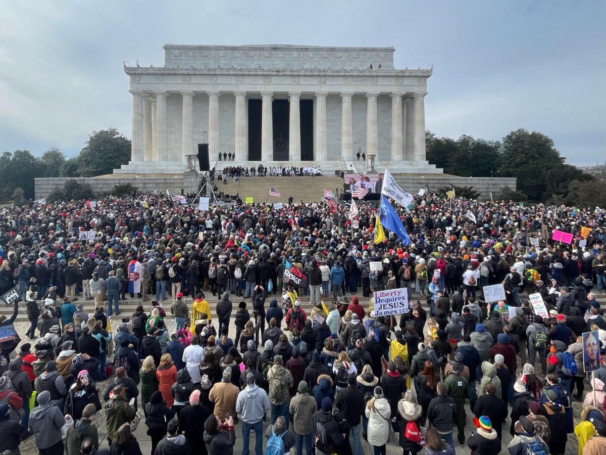 Protesters gather at Lincoln Memorial for the "Defeat the Mandates" rally in Washington on Jan. 23, 2022. (Lynn Lin/NTD)