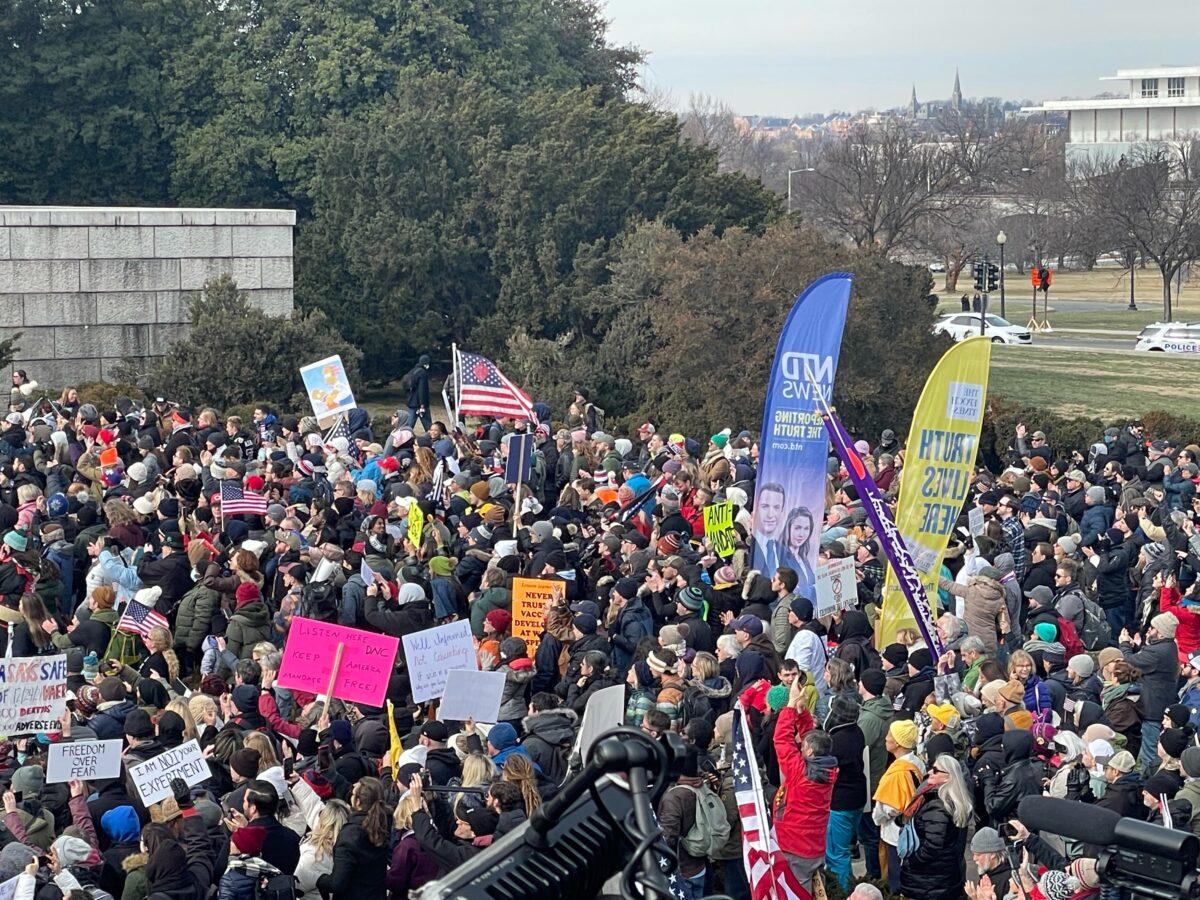 Protesters gather at Lincoln Memorial for the "Defeat the Mandates" rally in Washington on Jan. 23, 2022. (Lynn Lin/NTD)