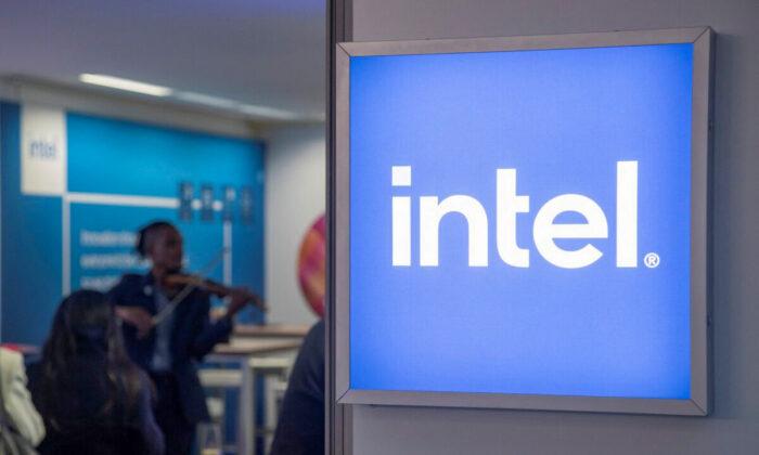 Intel Freezes Hiring in PC Chip Division for at Least 2 Weeks