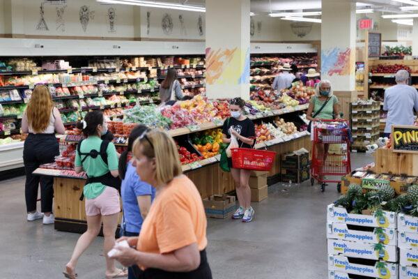 People shop in a supermarket as inflation affects consumer prices in New York on June 10, 2022. (Andrew Kelly/Reuters)