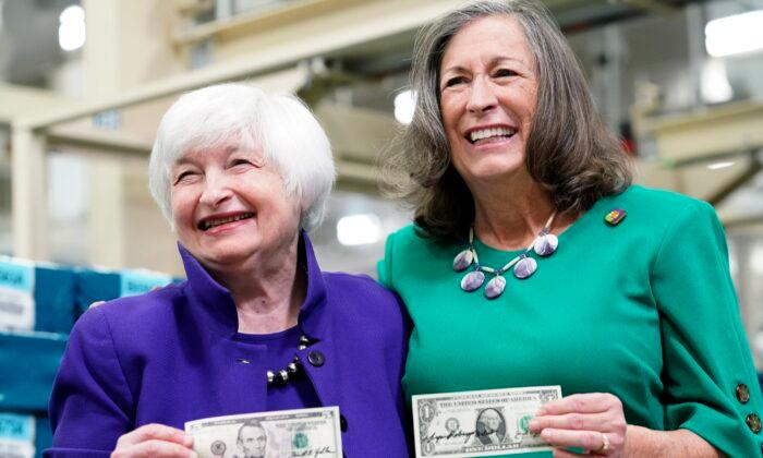 Yellen, Malerba Become First Female Pair to Sign US Currency