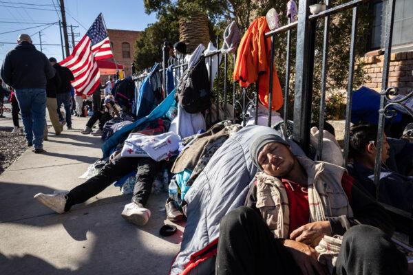 Illegal immigrants gather outside a migrant shelter in El Paso, Texas, on Jan. 6, 2023. (John Moore/Getty Images)