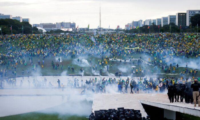 Brazil Police Raid Governor’s House Over Capital Riots