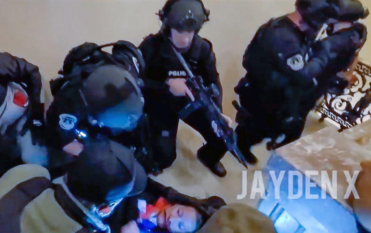 Dr. Austin Harris provides medical aid to a wounded Ashli Babbitt at the U.S. Capitol on Jan. 6, 2021. (JaydenX/Screenshot via The Epoch Times)
