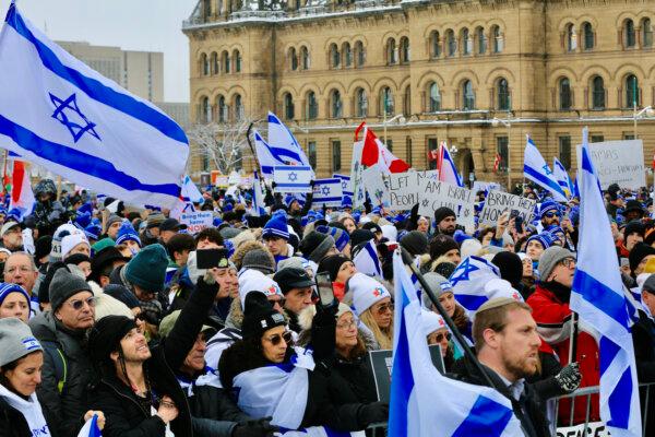 Large crowds attend a rally calling for the release of hostages taken by Hamas and to support the Jewish community in Israel and Canada, on Parliament Hill in Ottawa on Dec. 4, 2023. (Jonathan Ren/The Epoch Times)