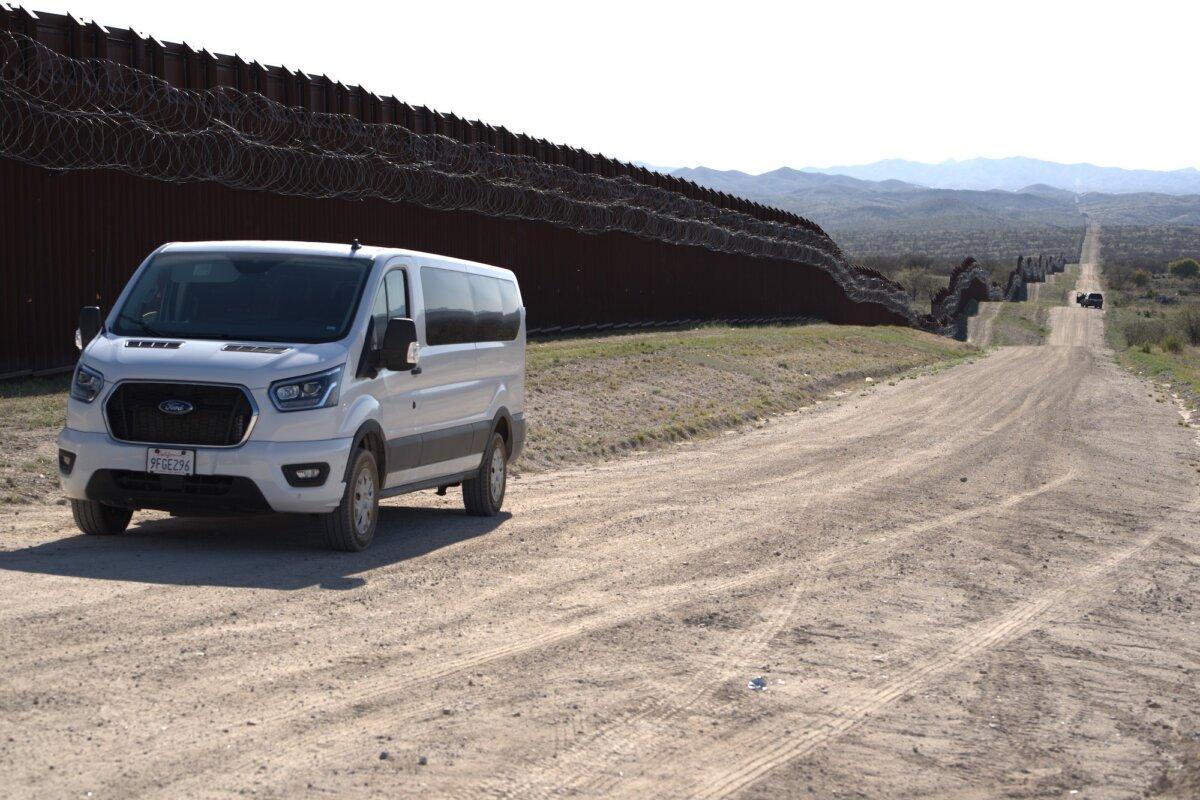 A van carrying the 12 jury members in the second-degree murder trial of George Alan Kelly tours a section of border fence where an illegal immigrant allegedly escaped back into Mexico, on April 11, 2024. (Court photo)