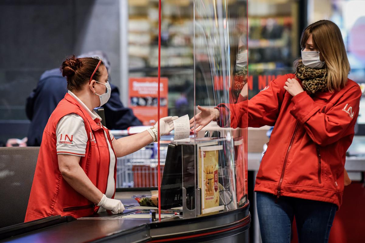 A shopper wears a face mask at the cashier in a supermarket in Vienna, Austria, on April 1, 2020. (Thomas Kronsteiner/Getty Images)