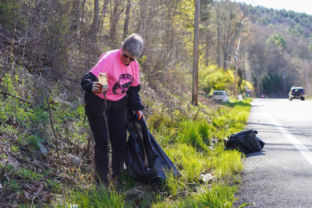 Deerpark Volunteers Clean Up Scenic Byway During UDC Annual Litter Sweep